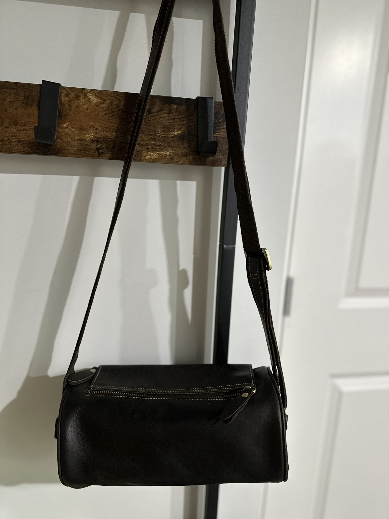 Leather crossbody bag image indicator(3)