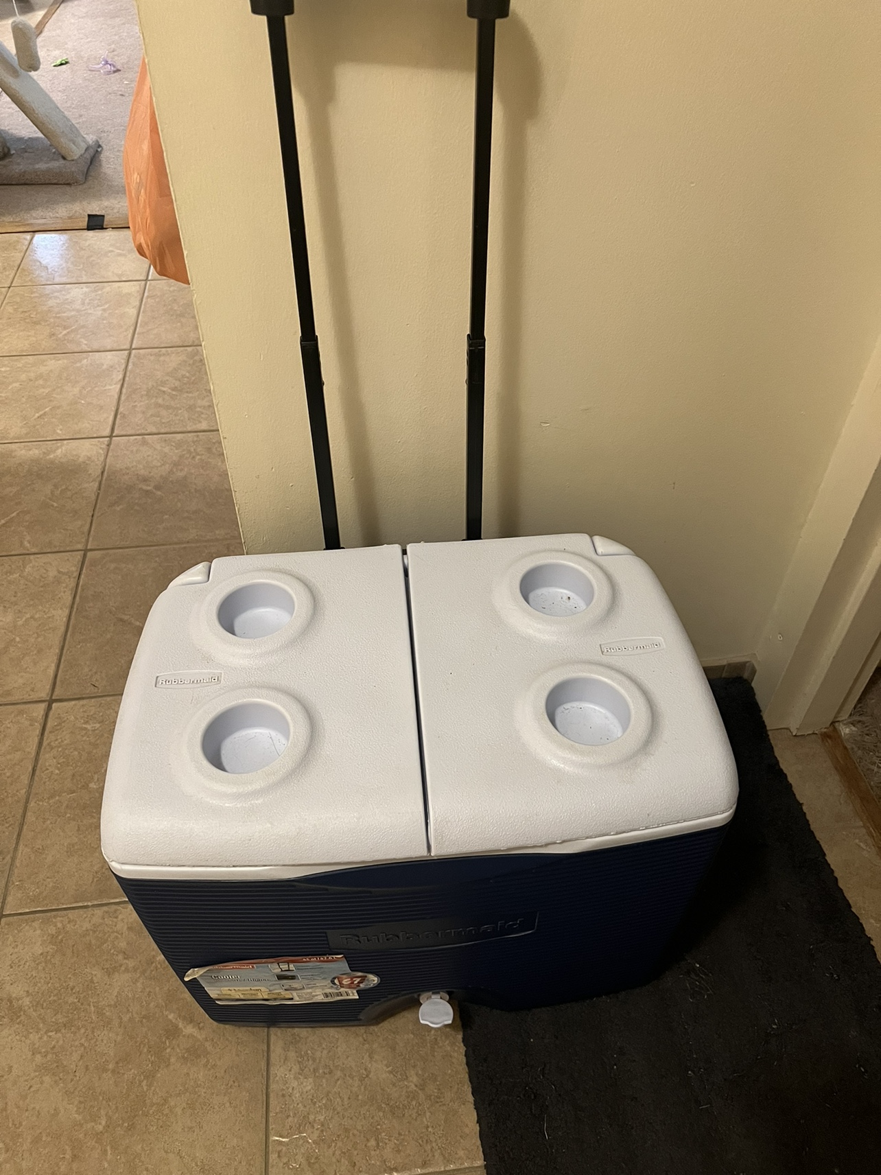 Rubbermaid cooler 45qt - photo 5