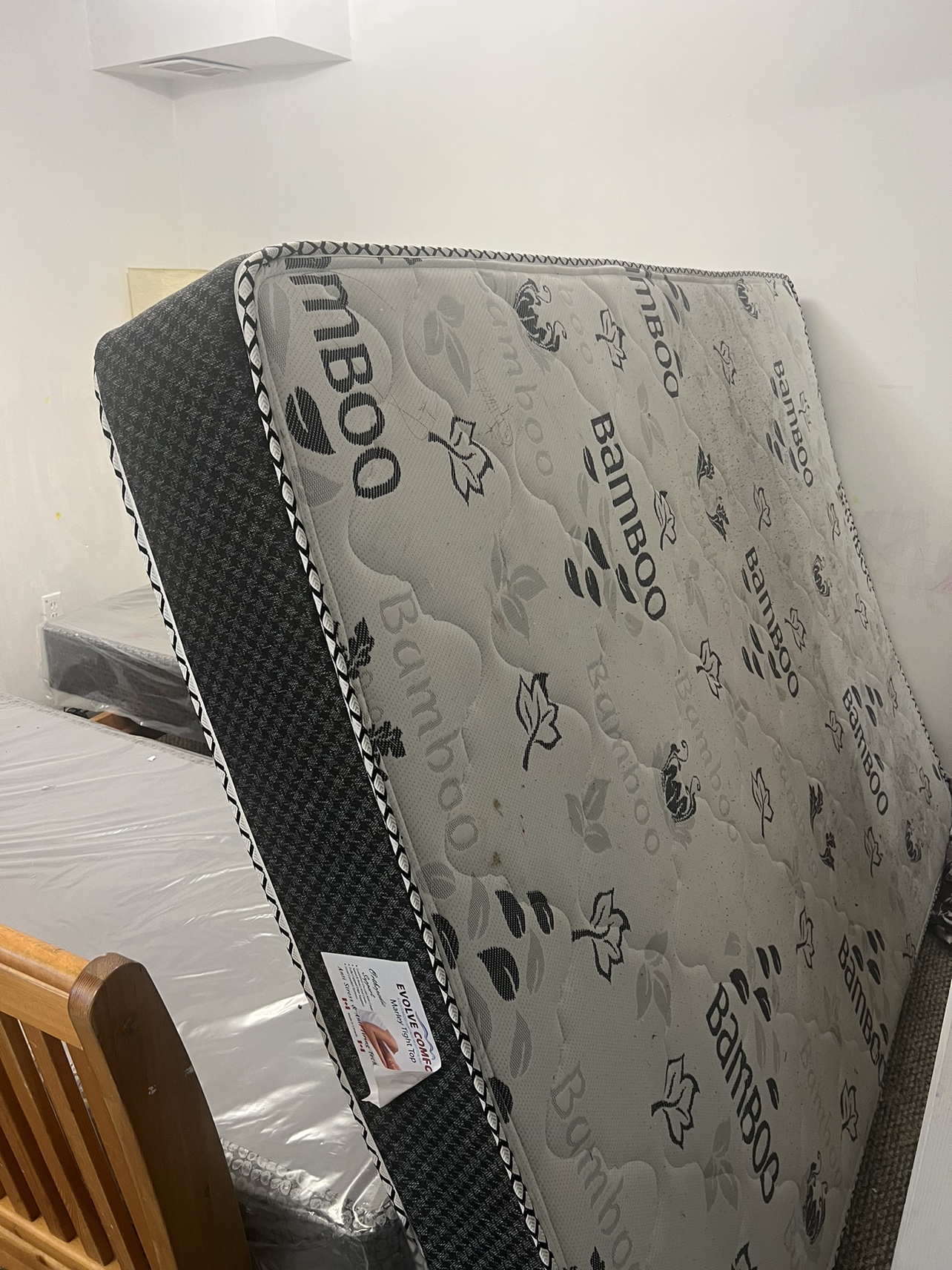 Queen Mattress / split box spring Moving sale Urgent thumbnail
