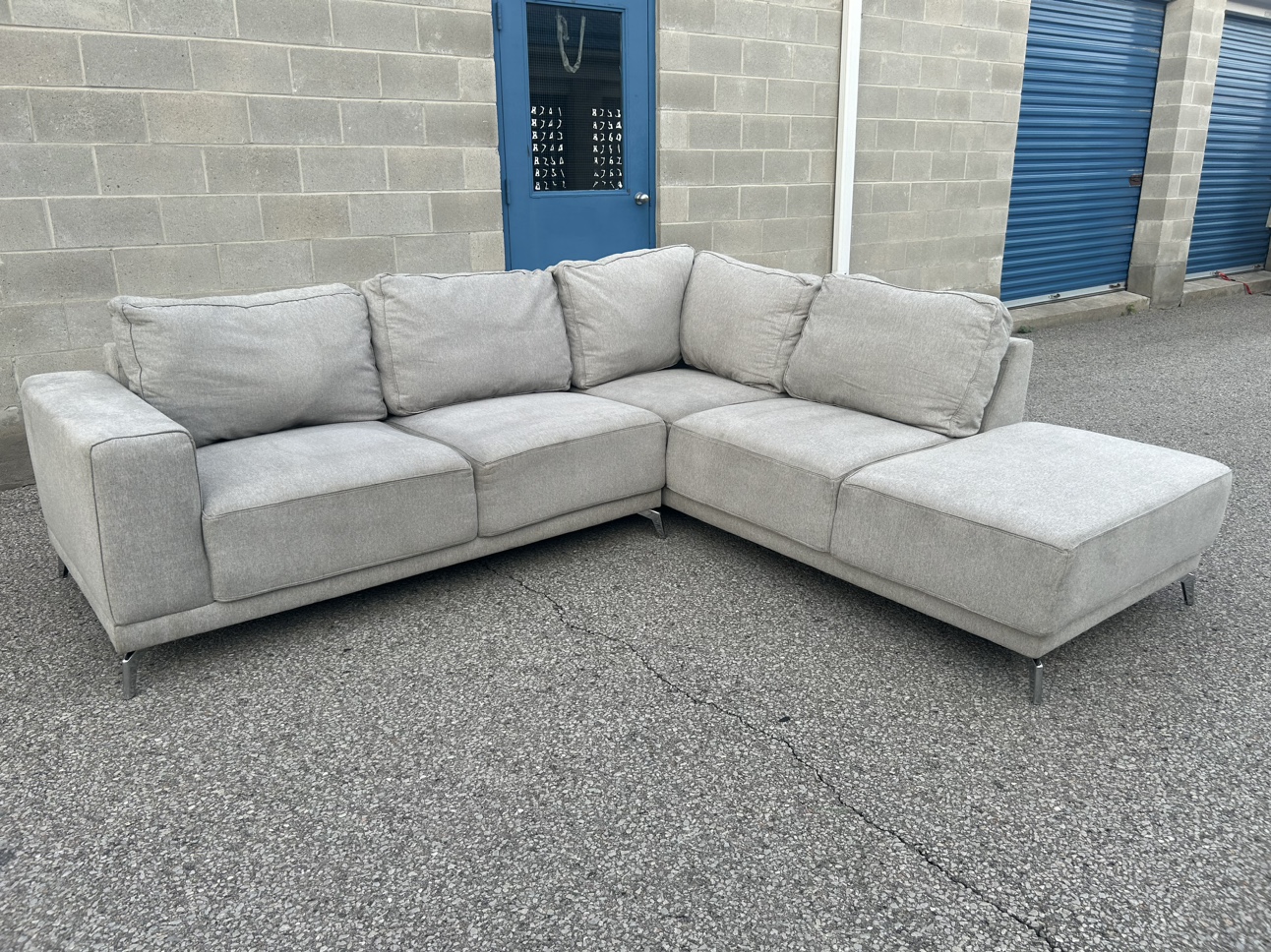 FREE DELIVERY✅• THE BRICK GREY SECTIONAL COUCH / SOFA w/ CHAISE - photo 3