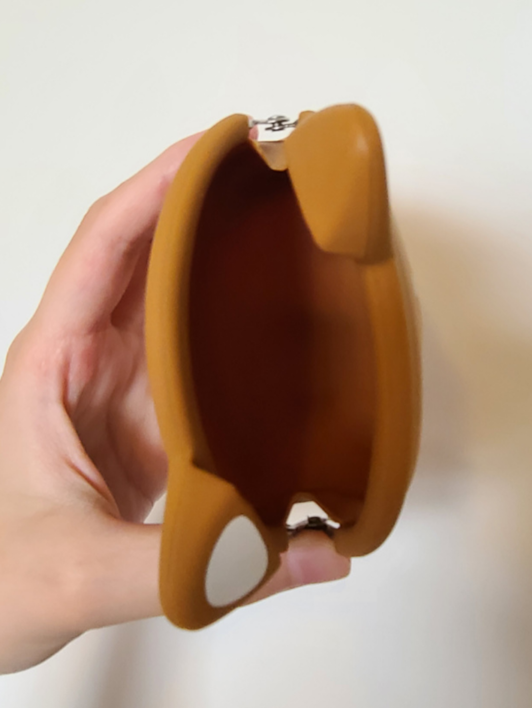 mimi POCHI Friends Gamahuchi Silicone Case (Brown) image indicator(3)