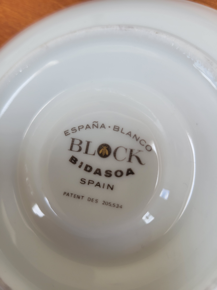 Vintage Porcelain Tea/Coffee Set image indicator(4)