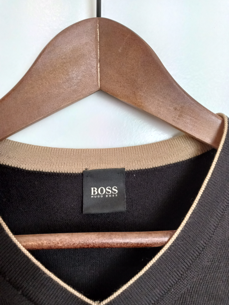 HUGO BOSS men's classic v-neck. Size M image indicator(2)