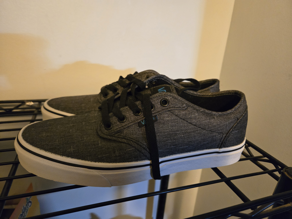 mens 9.5 Van's. Never worn - photo 3