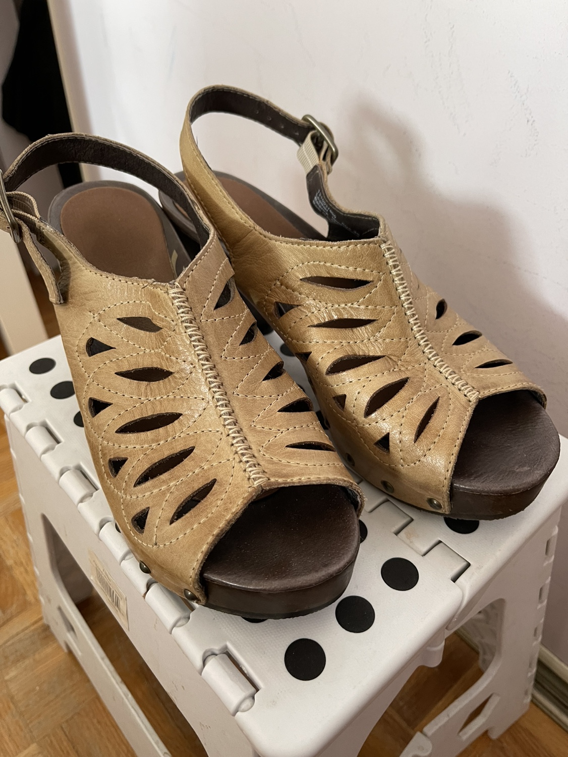 Dansko Rowena Women’s strappy leather sandals in sand dollar tan