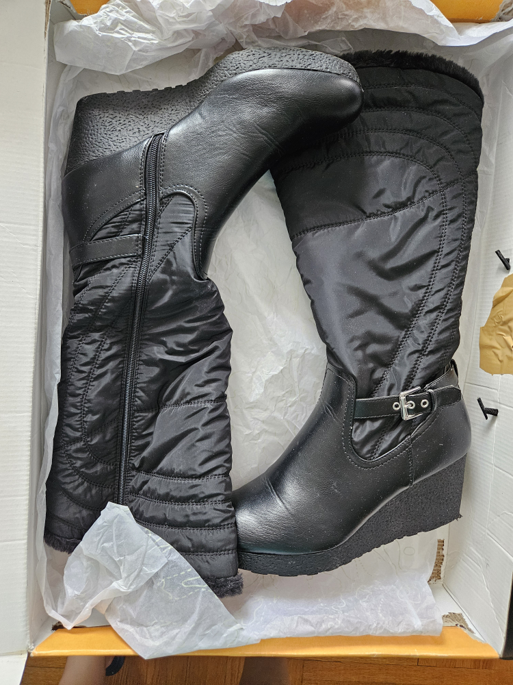 UNISA Boots Size 11