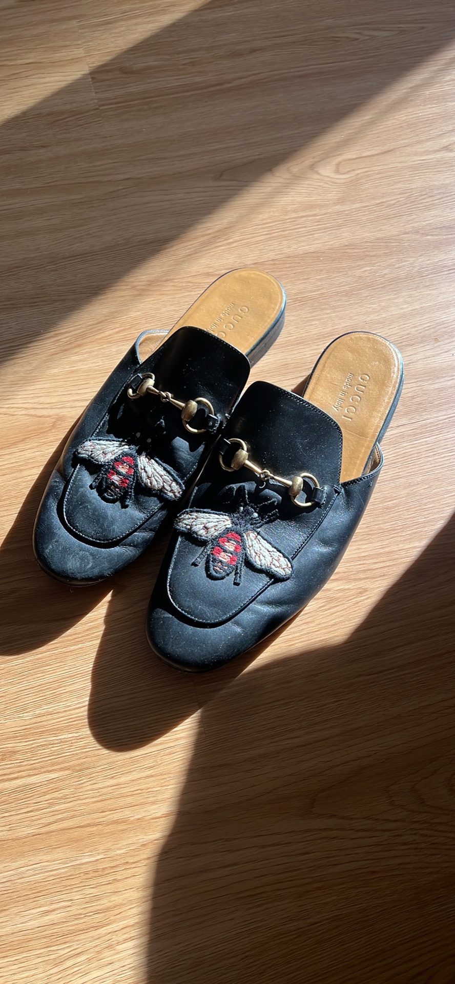 Gucci bee appliqué slides