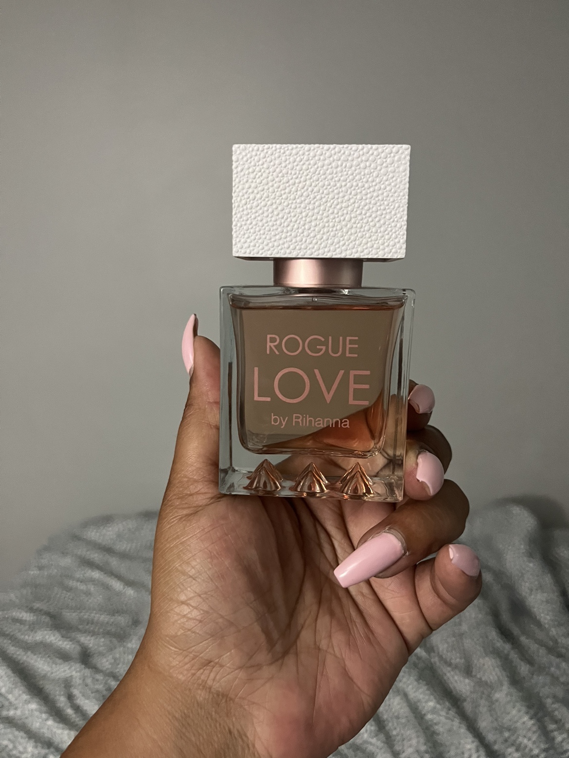 Rihanna perfume thumbnail