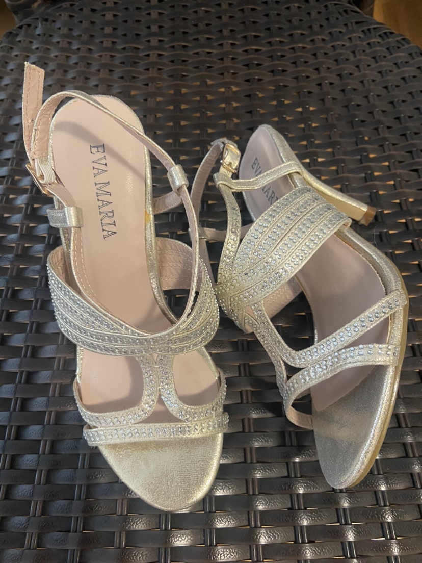 Gold colour open toe shoes image indicator(2)