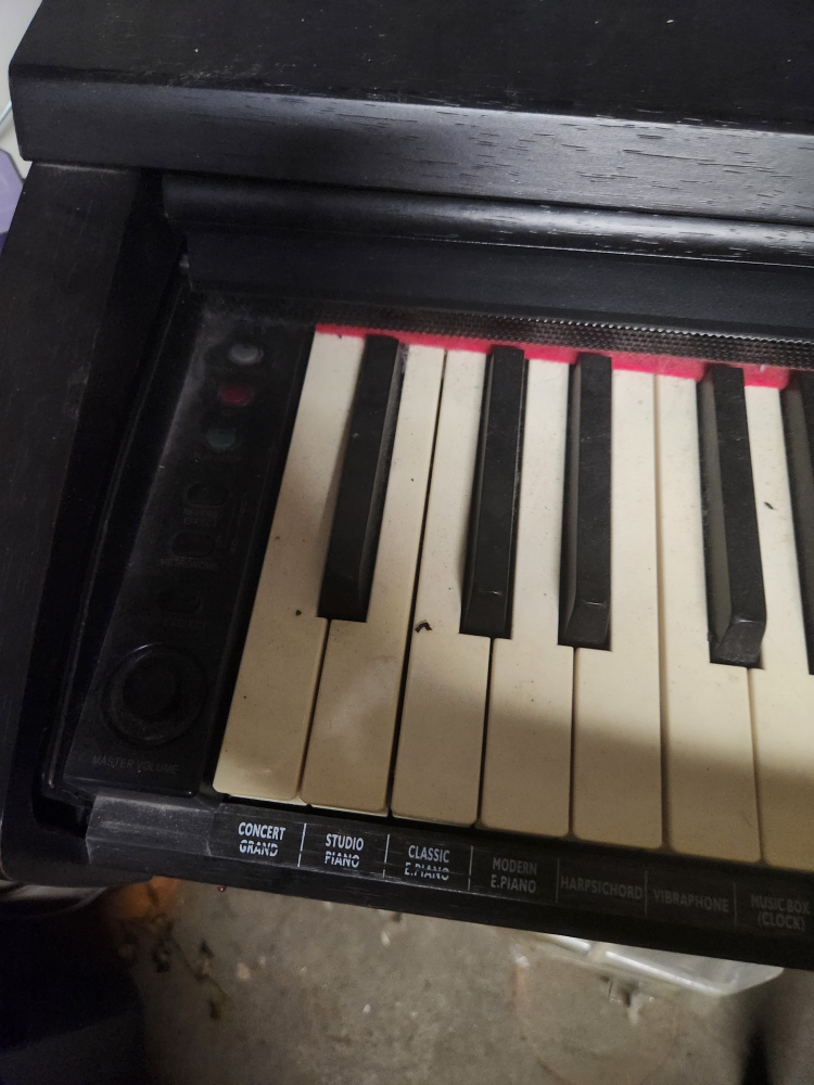 Black piano with stool. Good condition. - photo 5