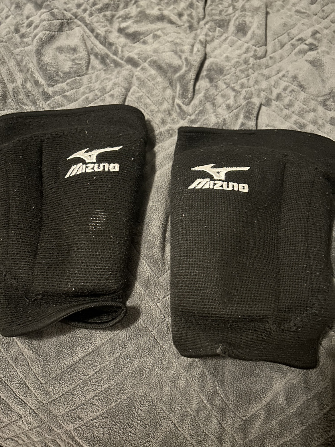 FREE! Mizuno Volleyball knee pads Small