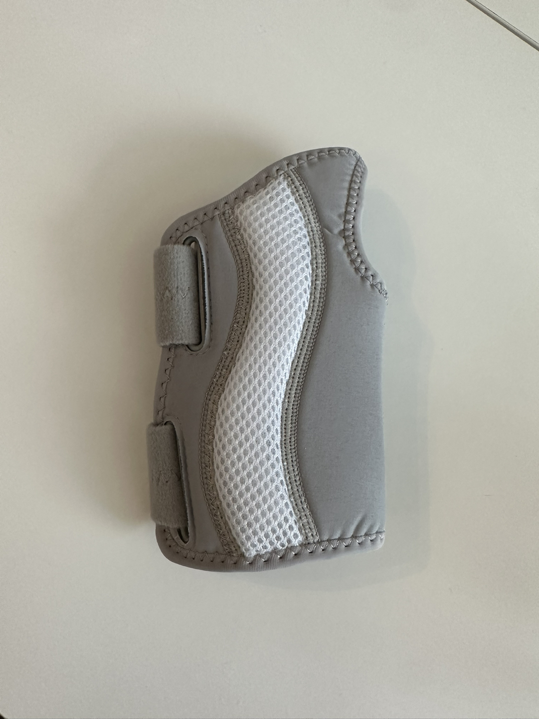 Women’s left wrist brace image indicator(3)