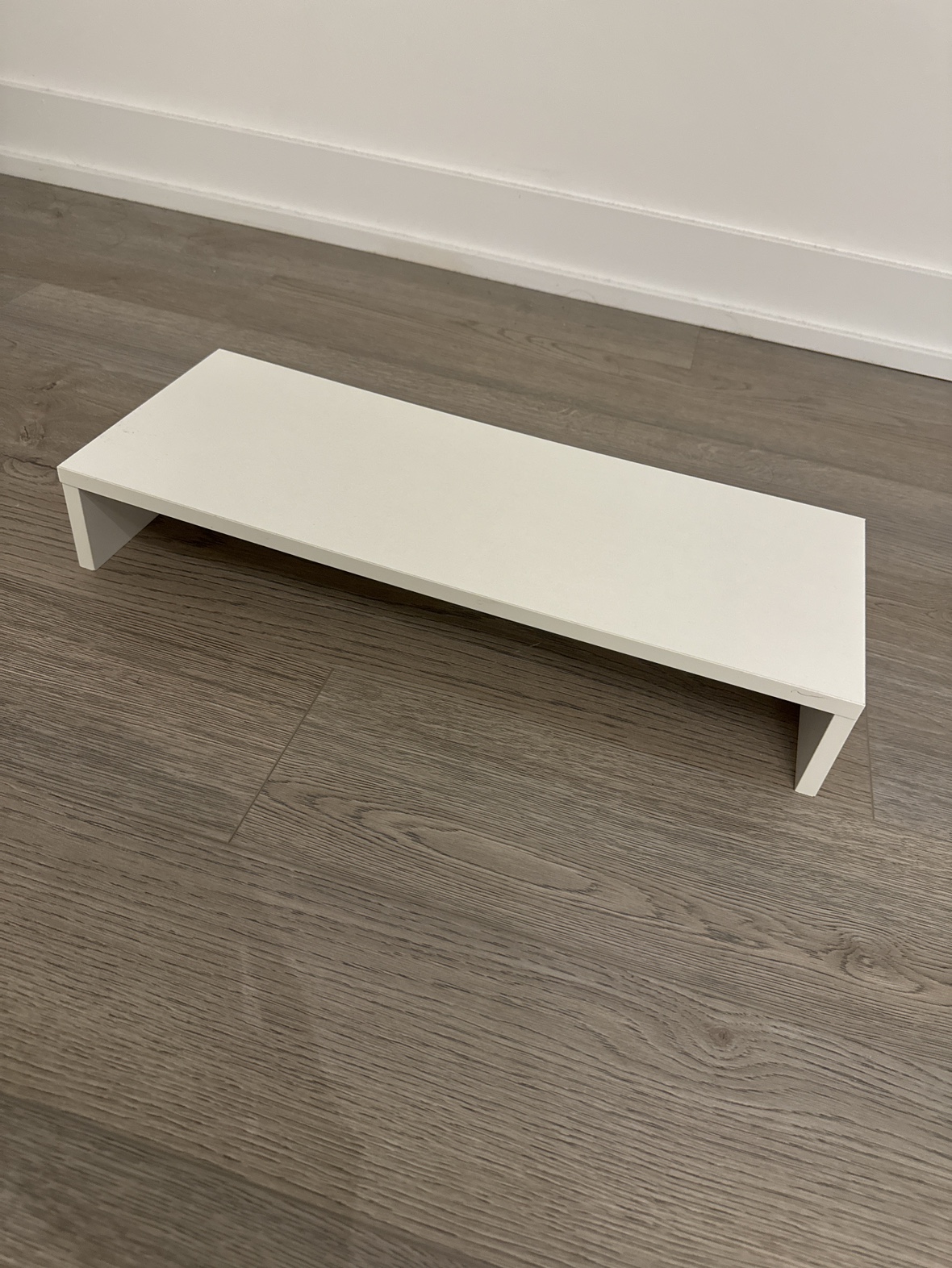 White monitor stand image indicator(2)