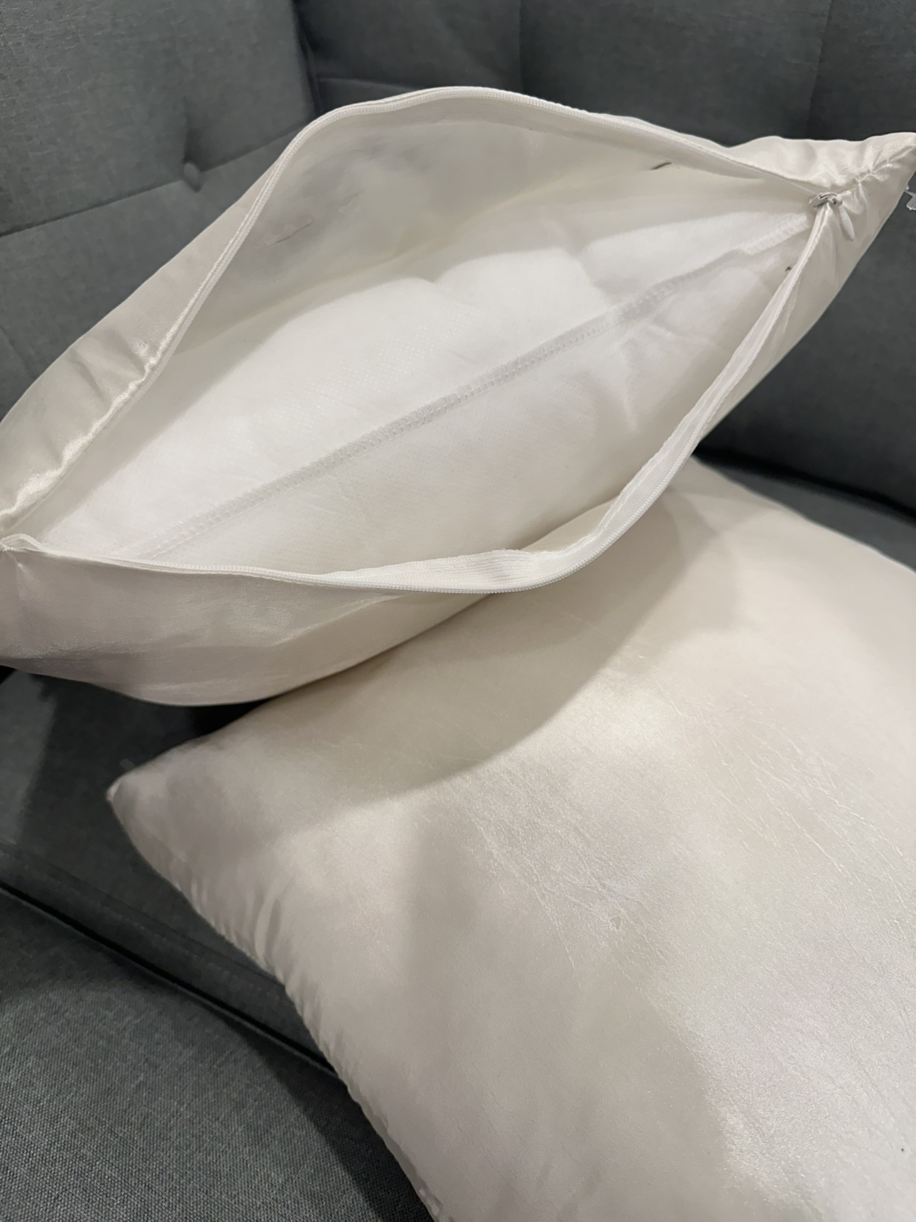 Pair of satin cushions - photo 3