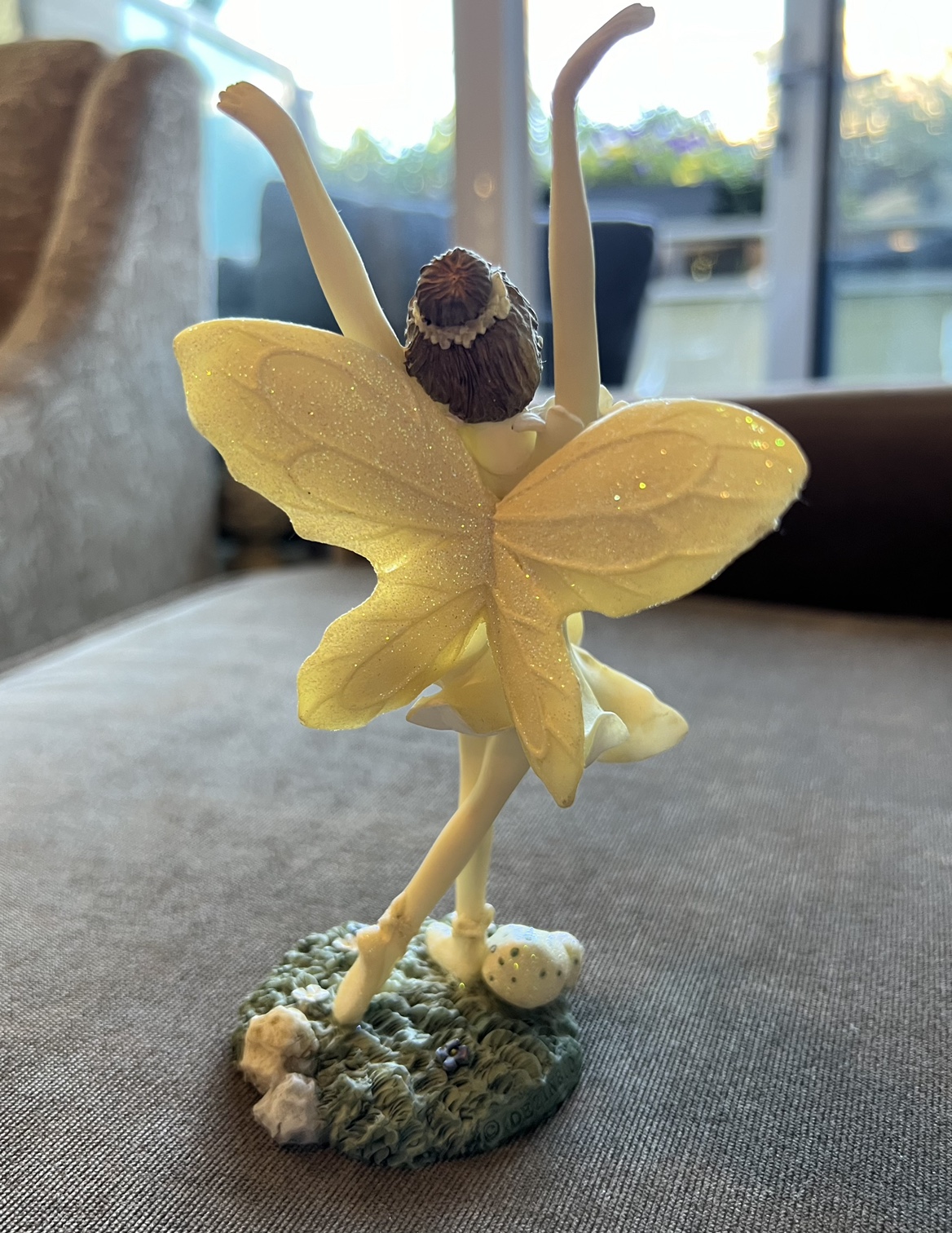 🧚🏻‍♀️ Dezine Fairy Collection 🍯 Honey Fairy Figurine #5859 image indicator(2)