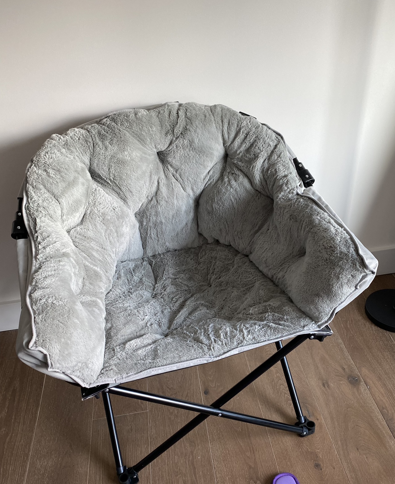 Foldable faux fur chair