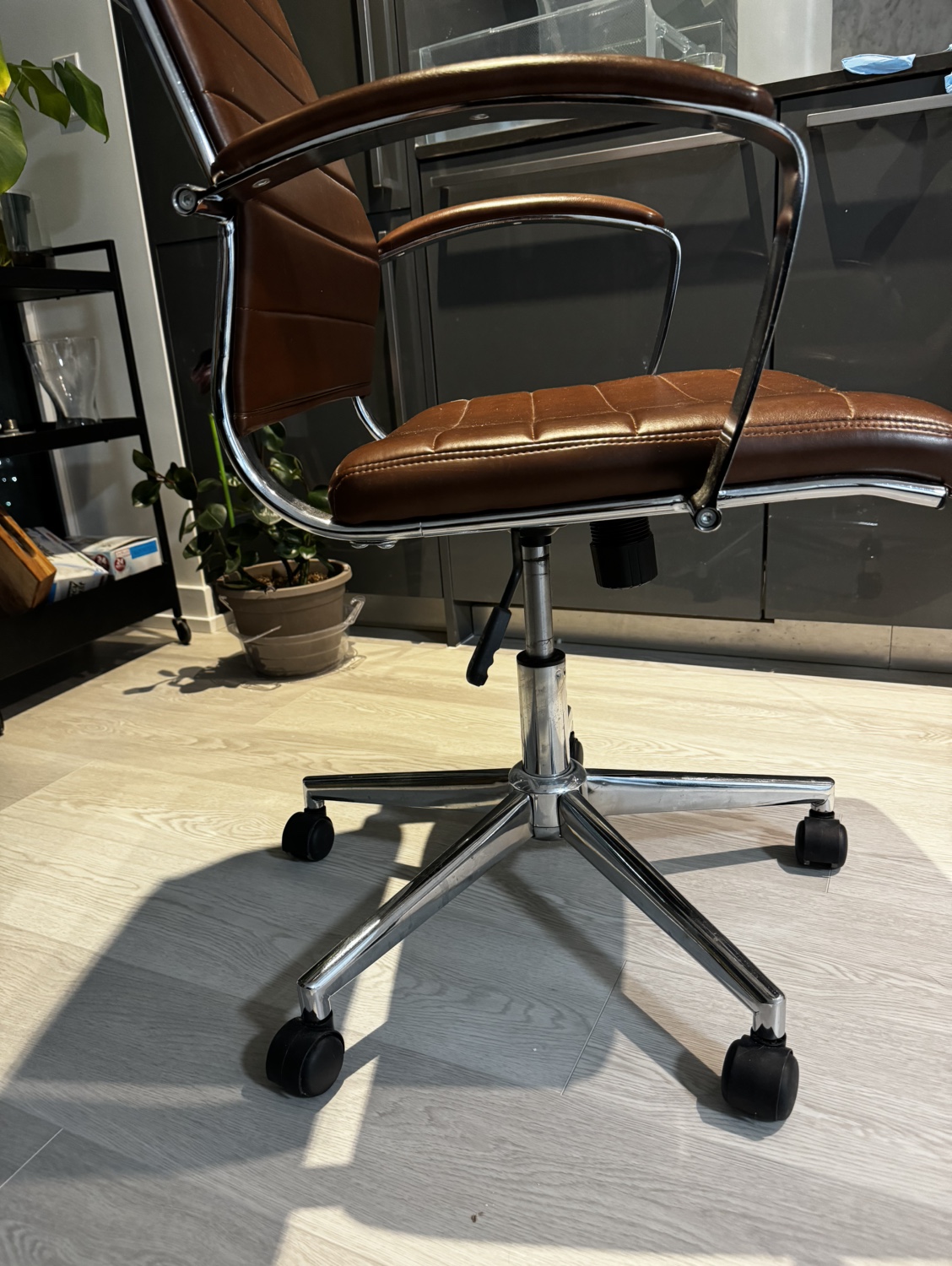 High-back swivel chair - photo 3