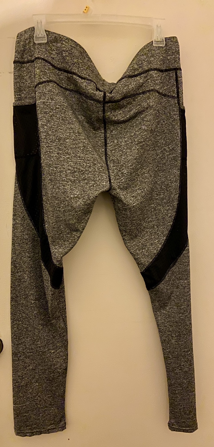 🆕Women’s plus grey leggings with pockets size 3X image indicator(10)