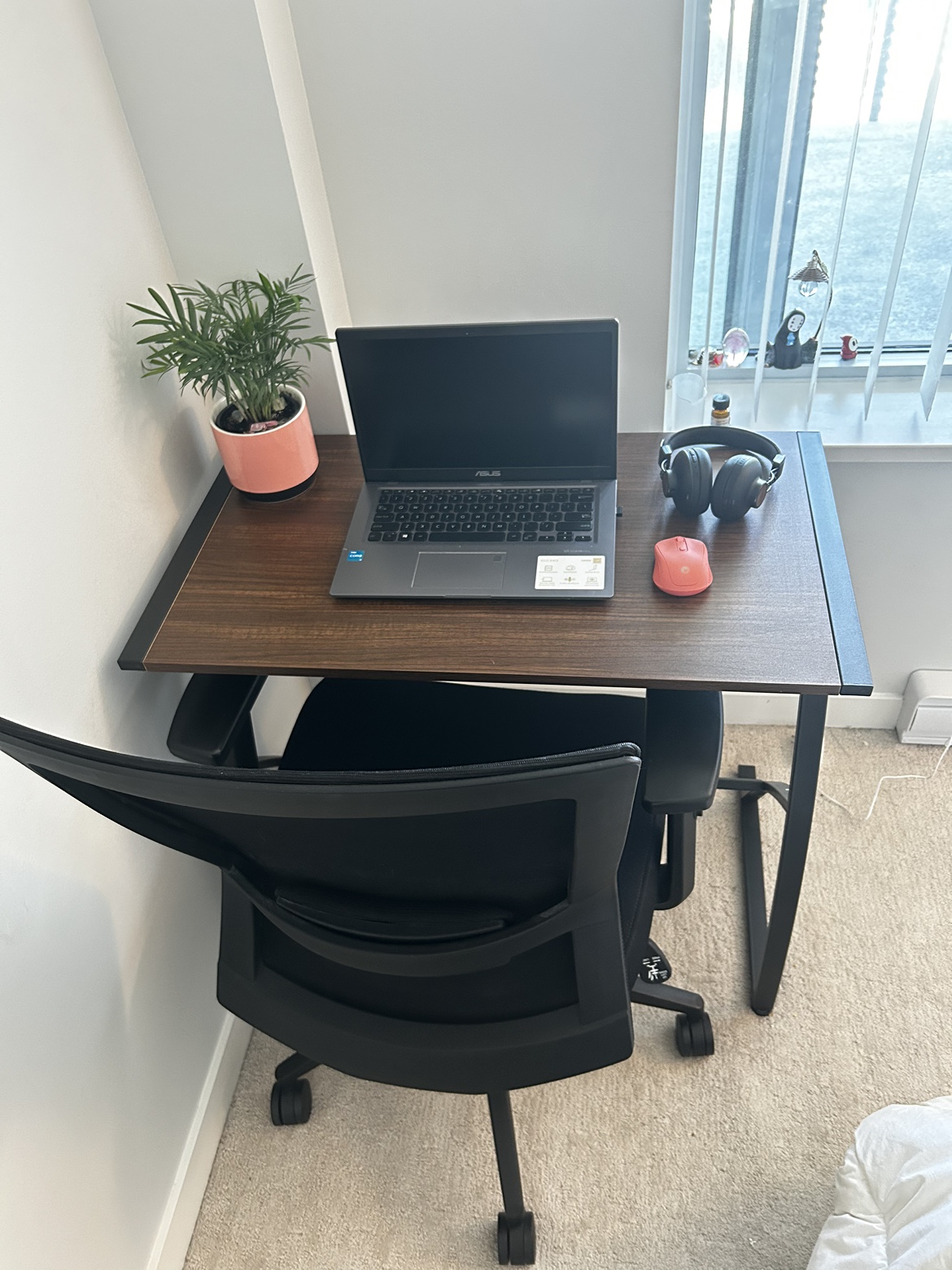 Desk - photo 3