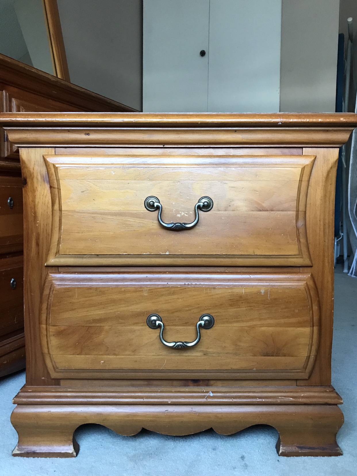 Night stand/Bedside table-moving sale w/ free lampshade - photo 2