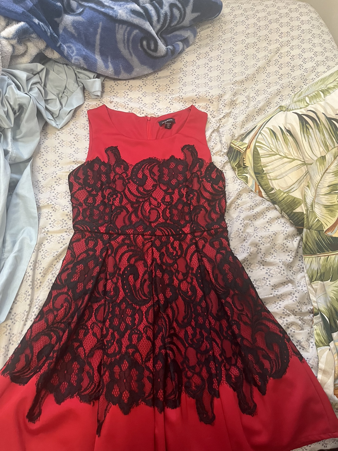 Red dress with black lace - photo 3