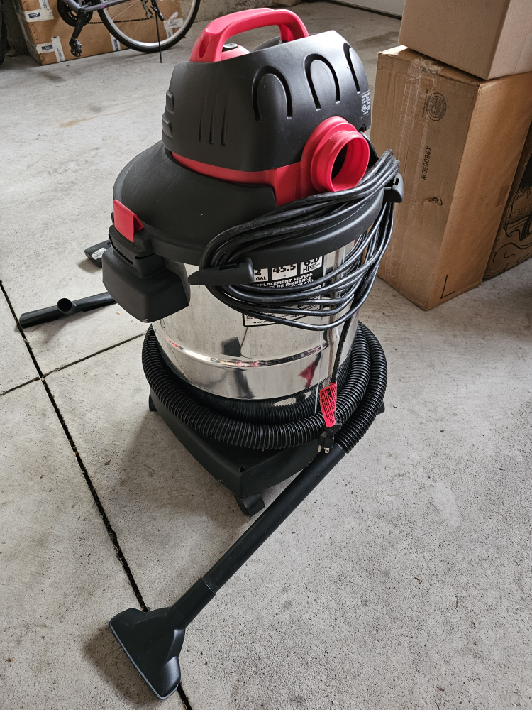 Shop-Vac 12 gallons 6-hp Wet/Dry Vacuum image indicator(3)