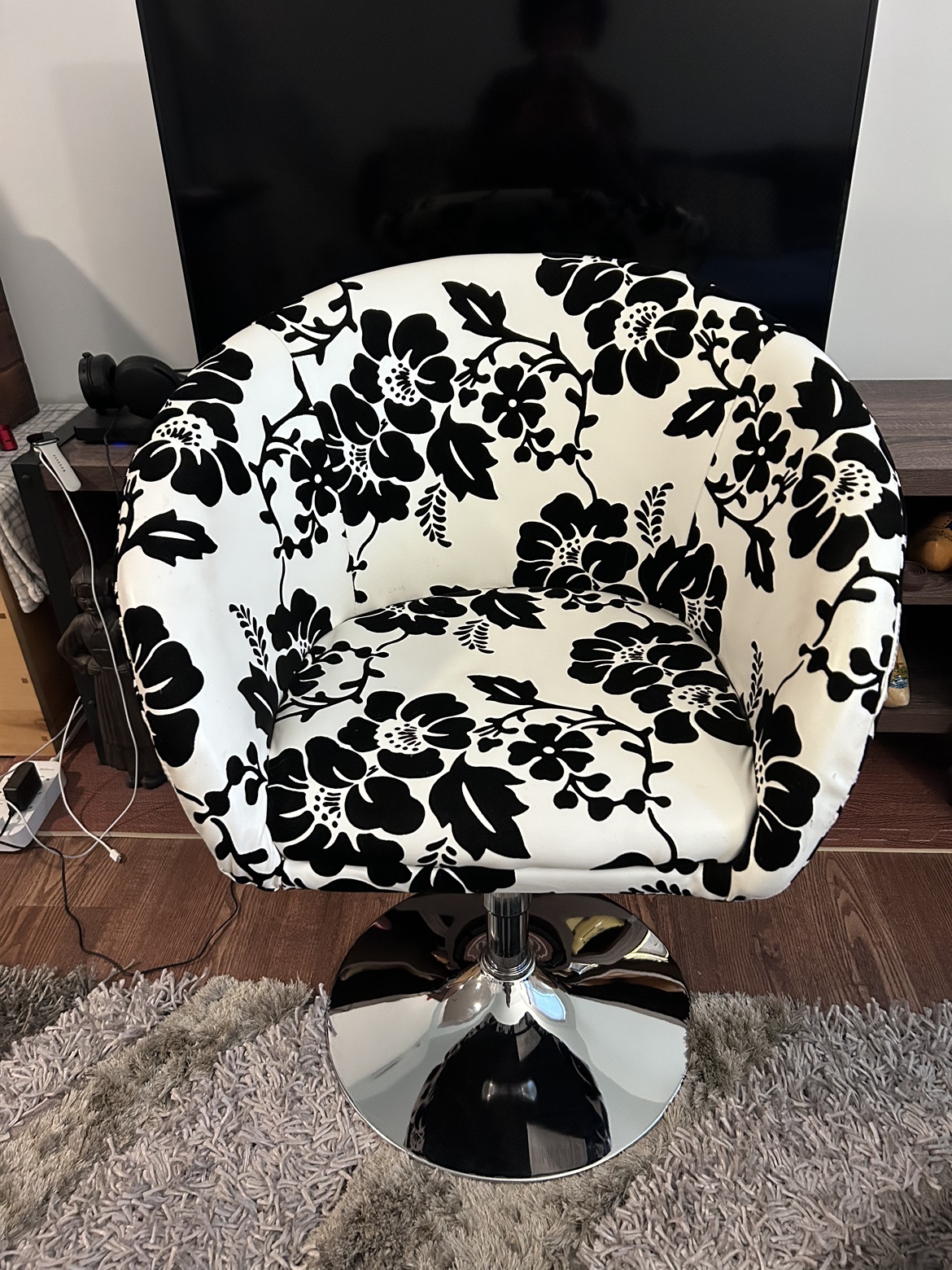 Elegant Swivel Chair in great condition