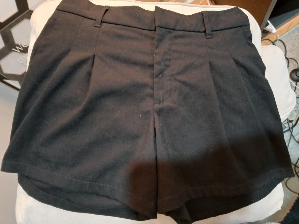 urban outfitters size large black pleated shorts