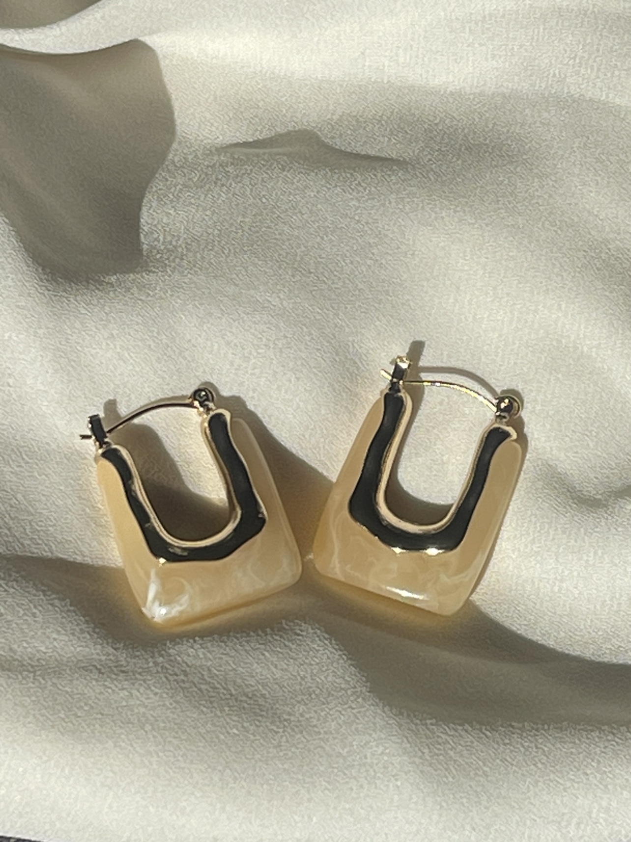 Brand new resin earrings image indicator(2)