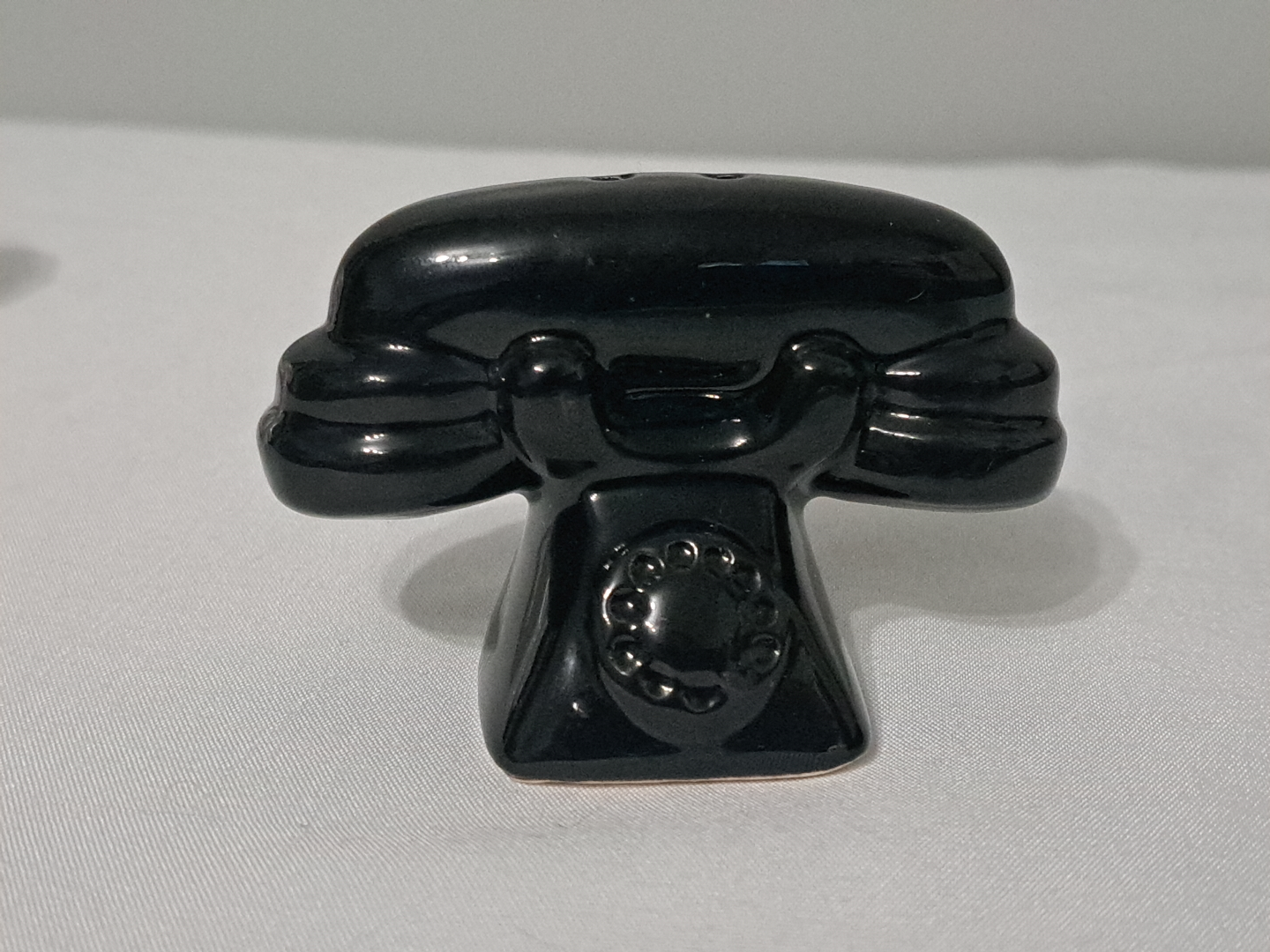 Vintage Salt N Pepper Shakers Phones - photo 3