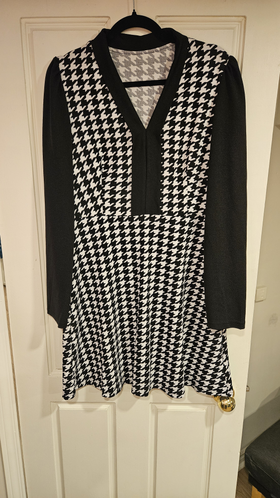 SHEIN Clasi Houndstooth Print Puff Sleeve Belted Dress image indicator(4)