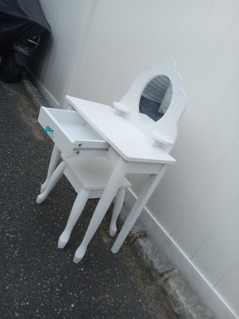 small white makeup table - photo 4