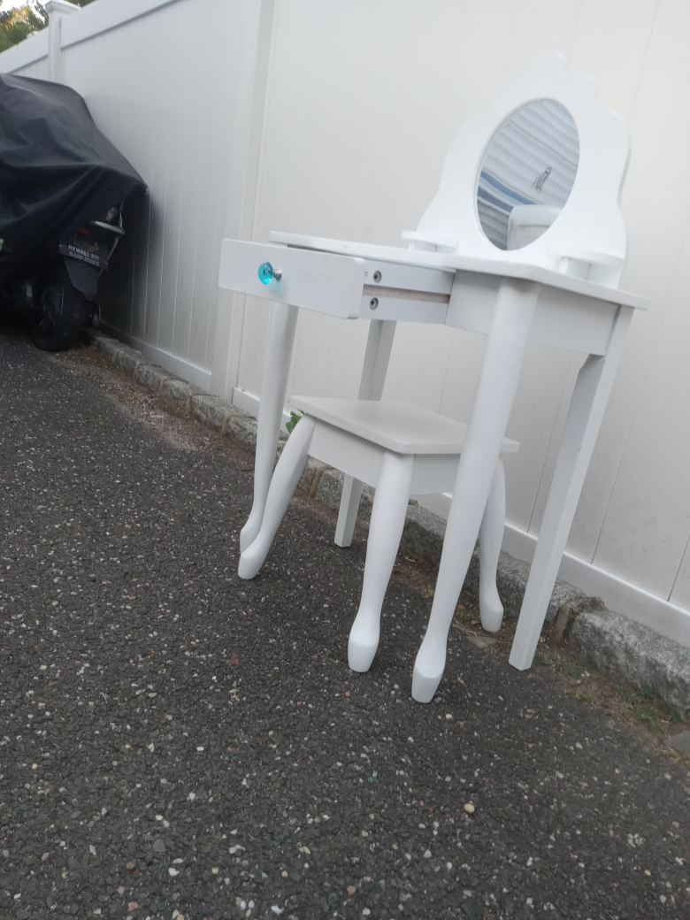small white makeup table - photo 5