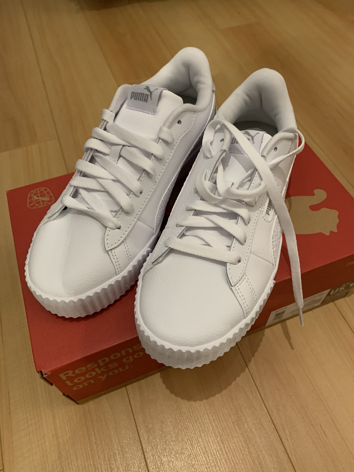 Women’s sneakers thumbnail