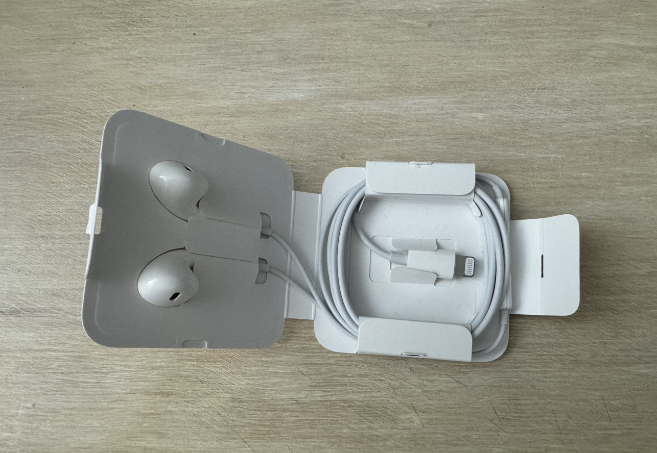 “New” Apple EarPods lightning connector - photo 2