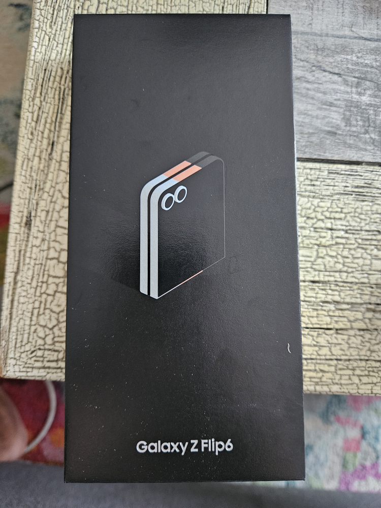 2024 Samsung Galaxy ZFlip 6 Brand new and 256GB thumbnail