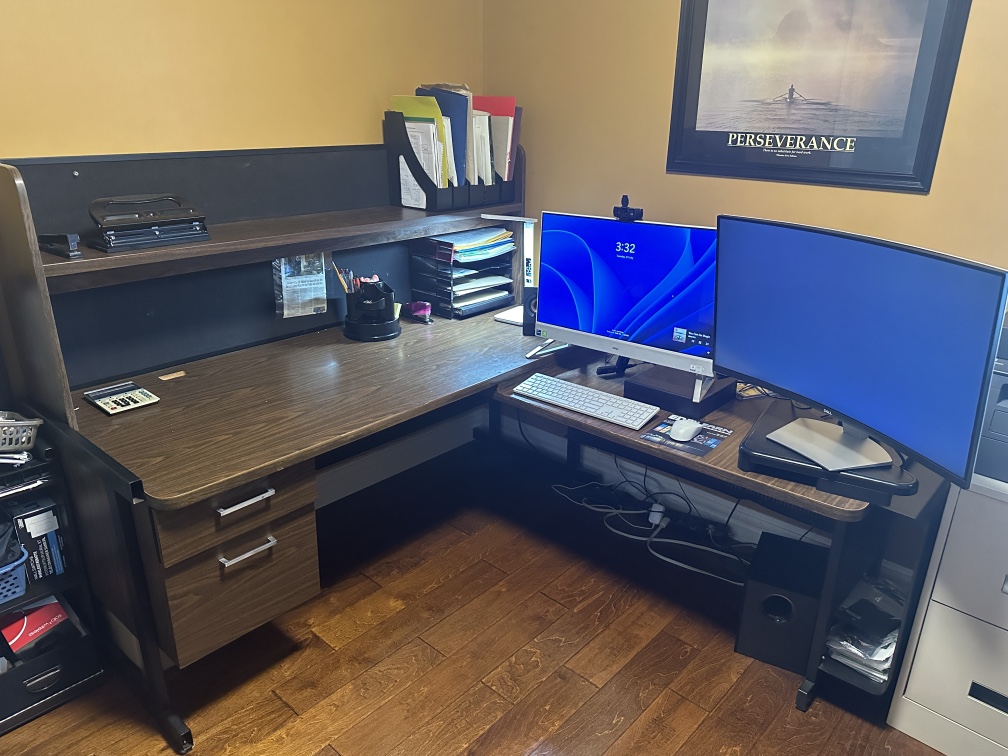 Office desk with leaf - photo 3