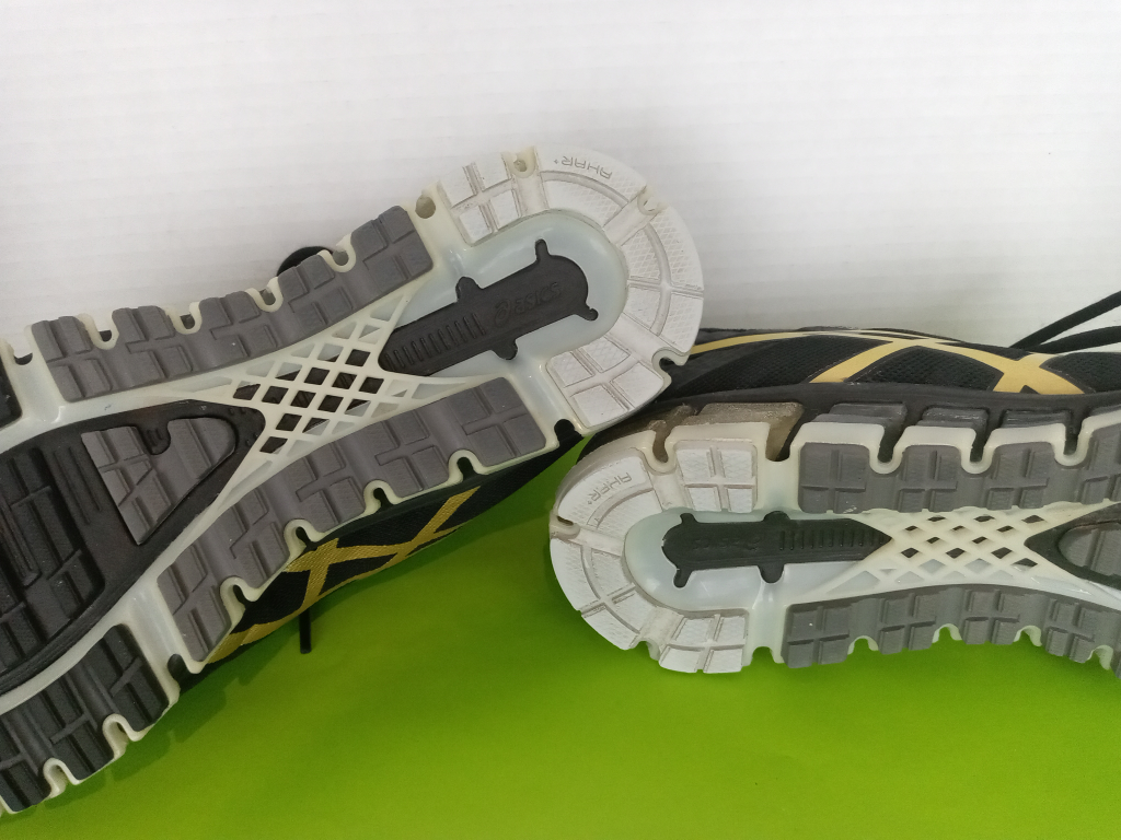 ASICS women's runners. Size 7 image indicator(4)