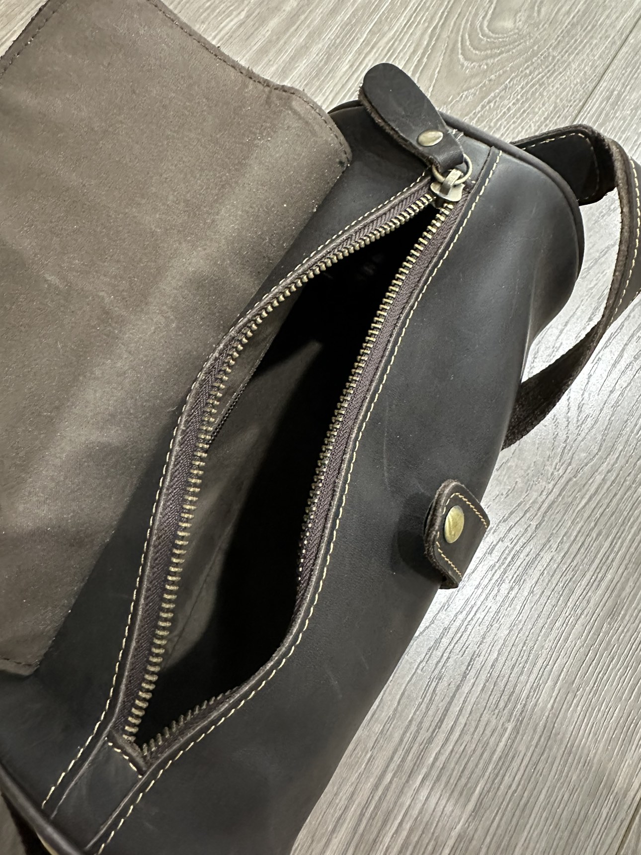 Leather crossbody bag image indicator(5)