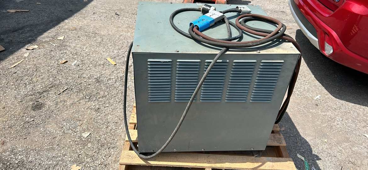 RAYMOND FORKLIFT REACH CHARGER // OR BEST OFFER - photo 4
