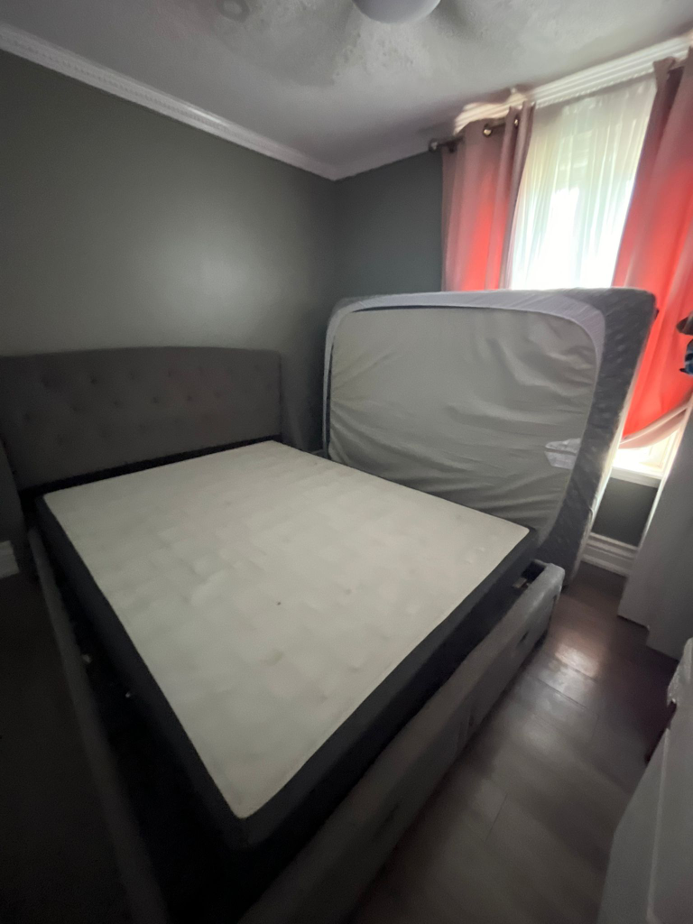 Queen size  bed - photo 3