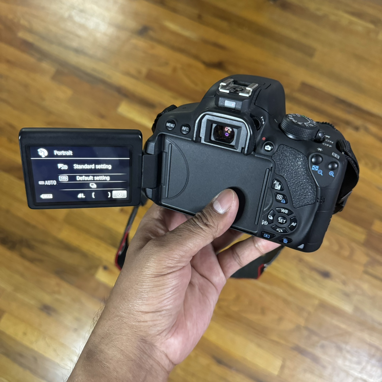 Canon t5i body only - photo 3