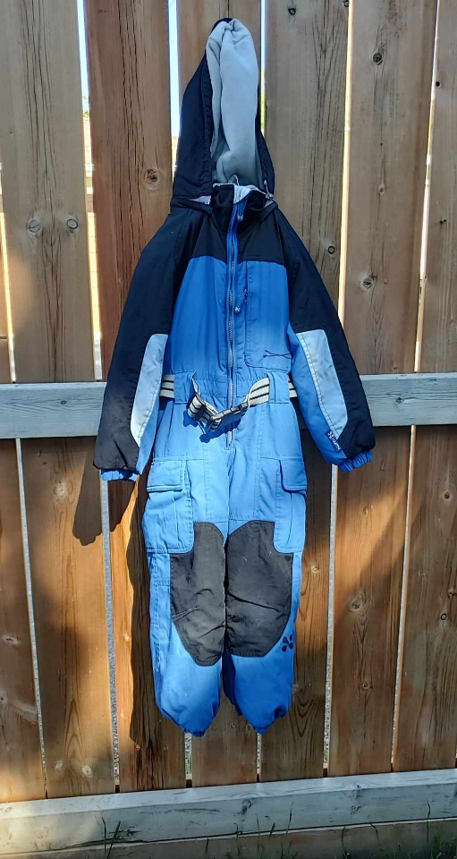 1 pc snow suit size 3T. Toaster suit