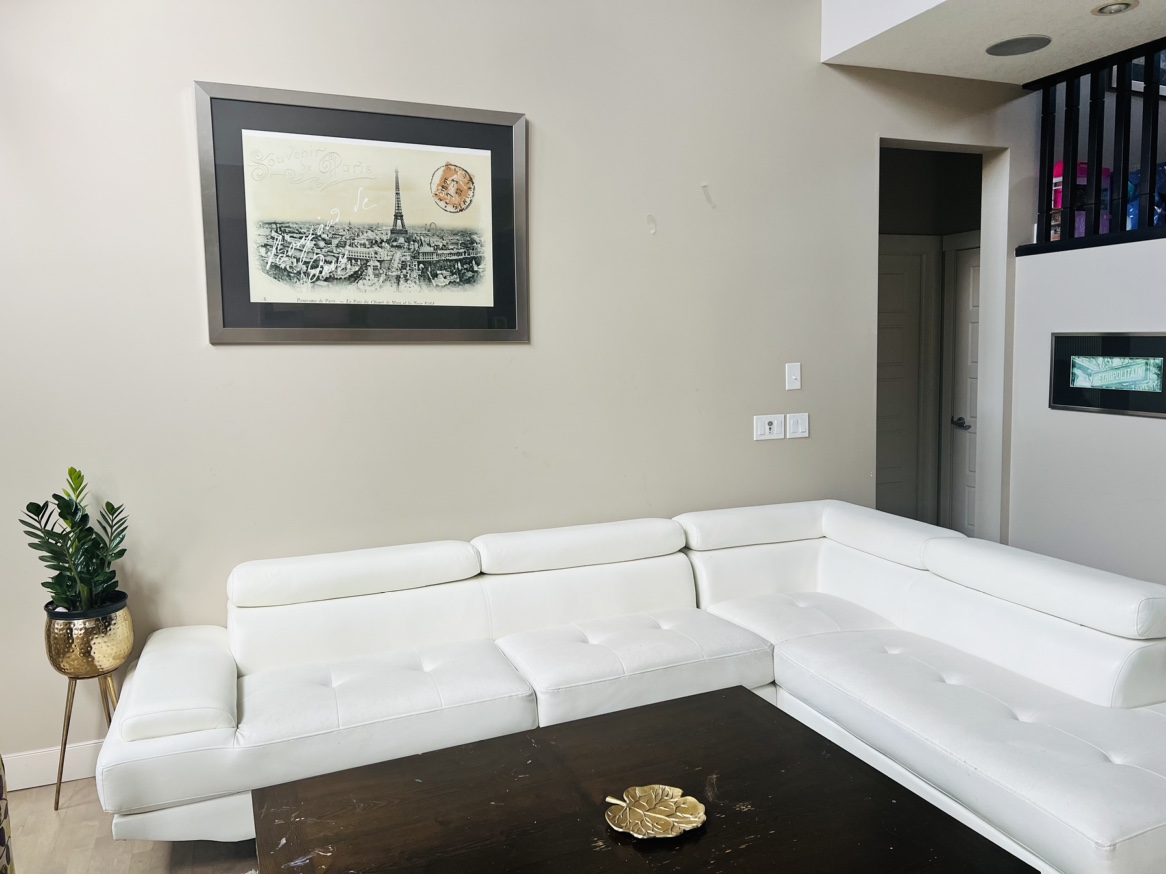 L Shaped sectional Sofa in excellent condition.