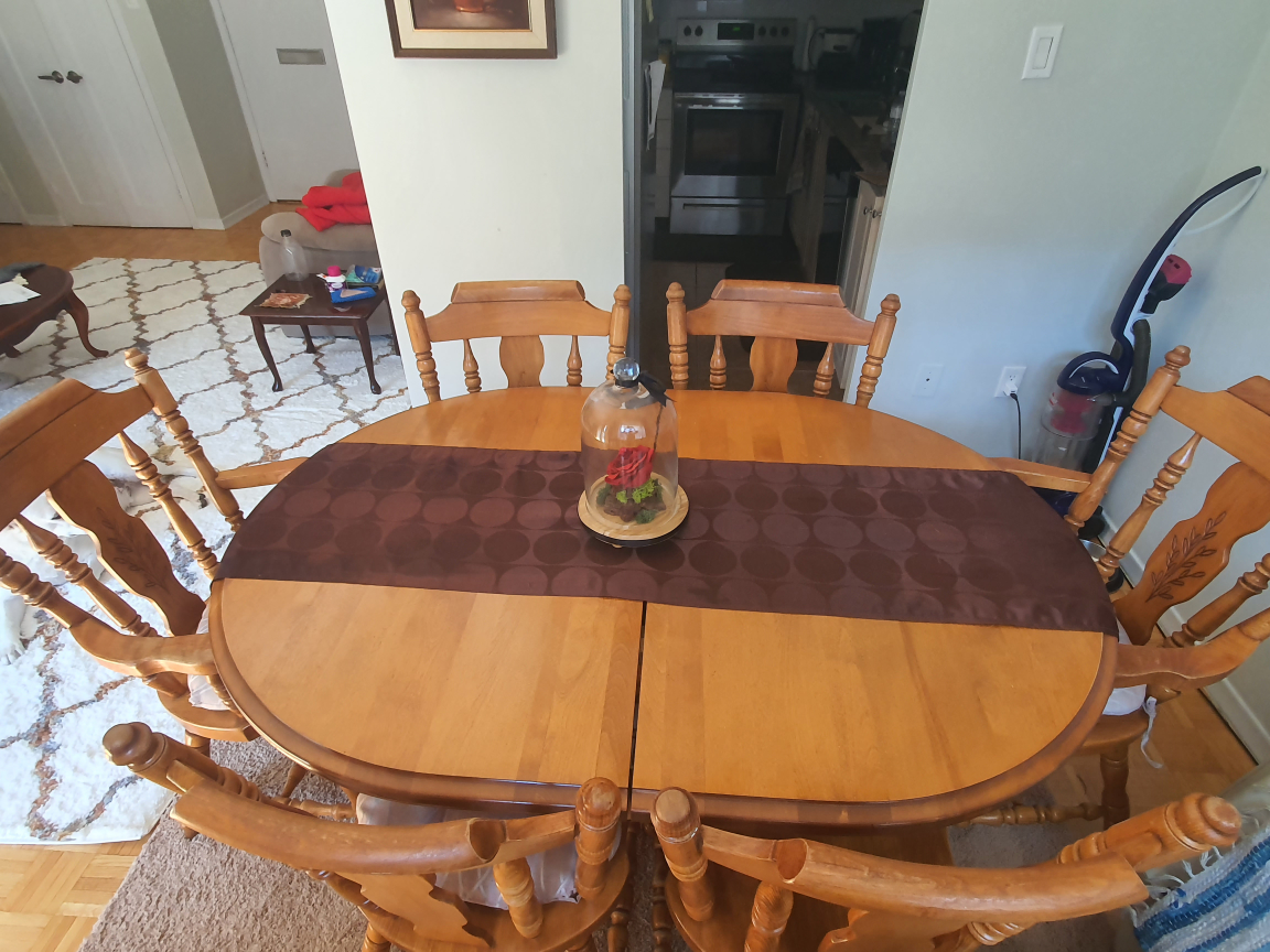 Extendable dining table with chairs