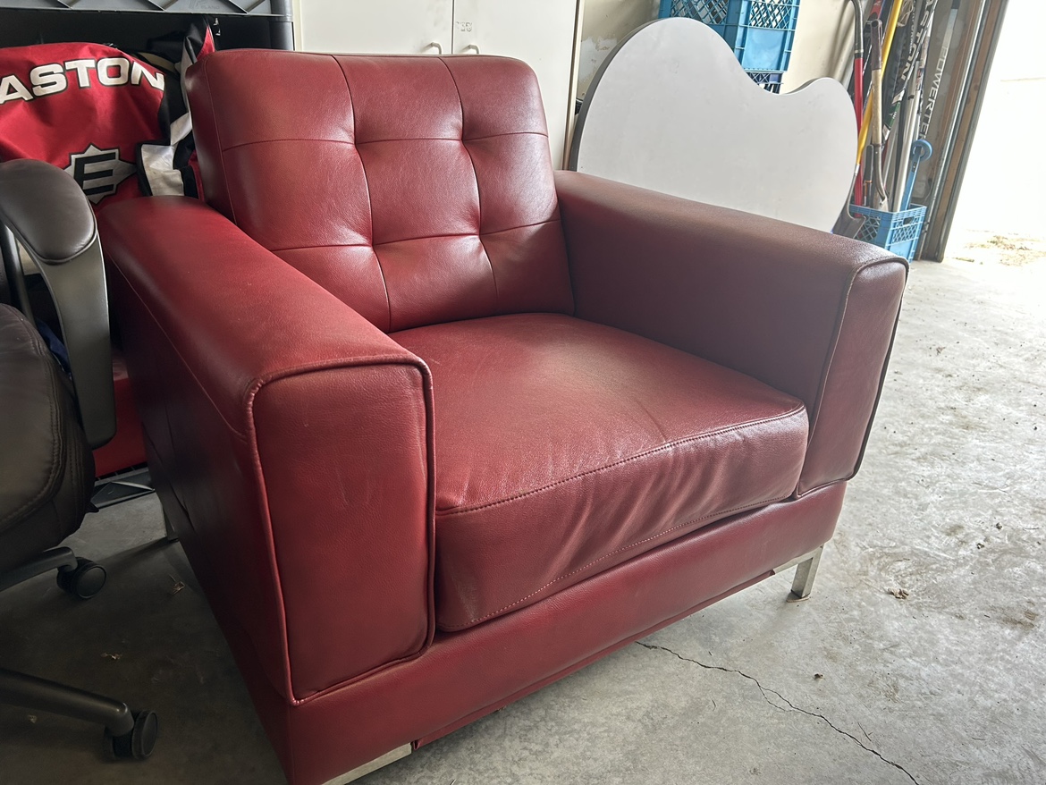 Two Comfy & Great Condition Club Chairs - photo 2
