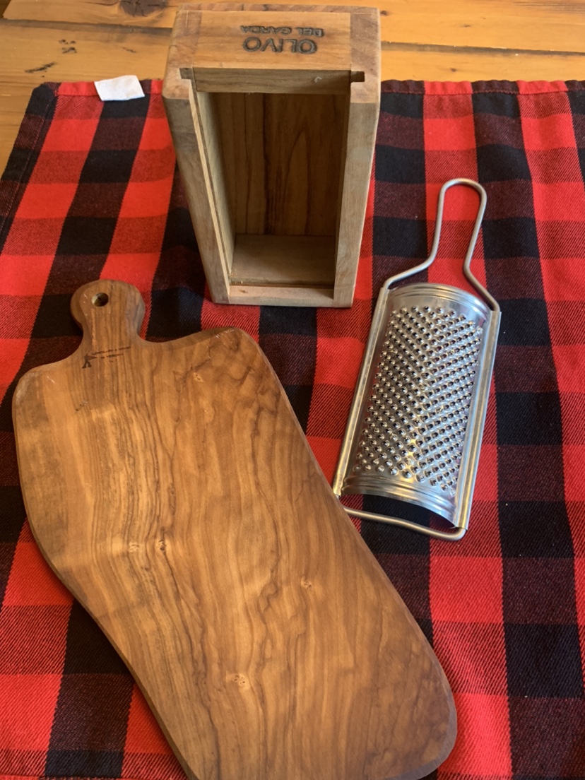 Olive Wood Board & Cheese Grater image indicator(2)