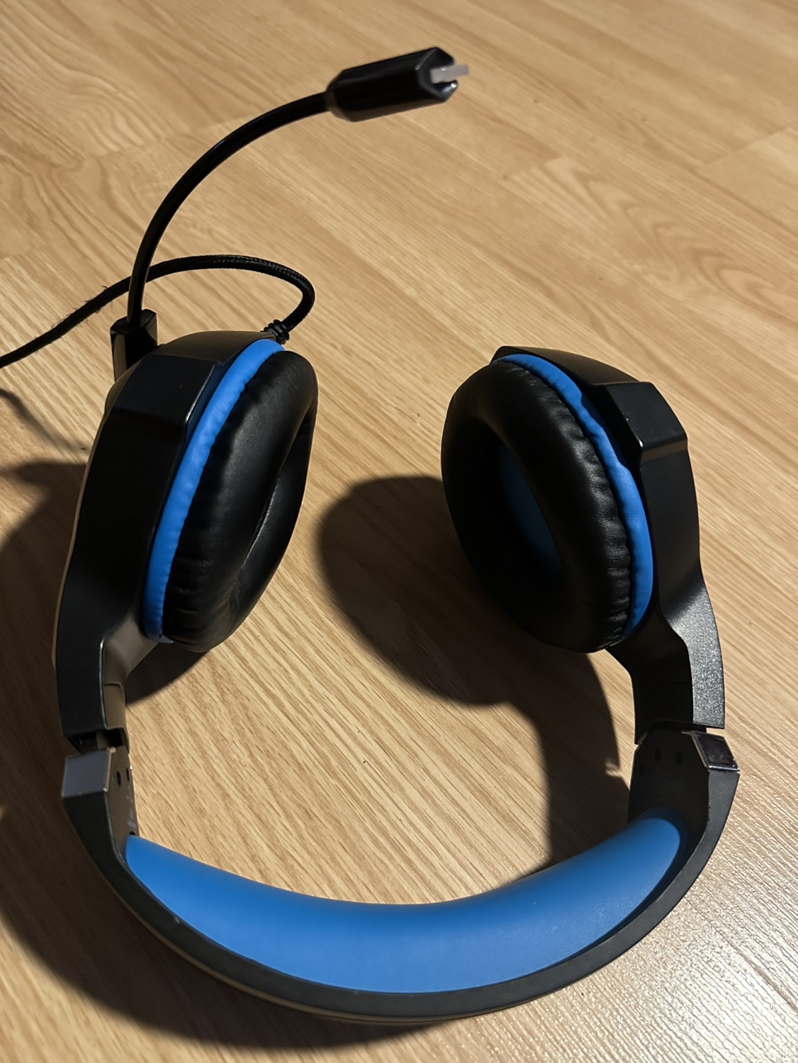 Black and Blue Beexcellent Headphones, Mic, Dual Port Option