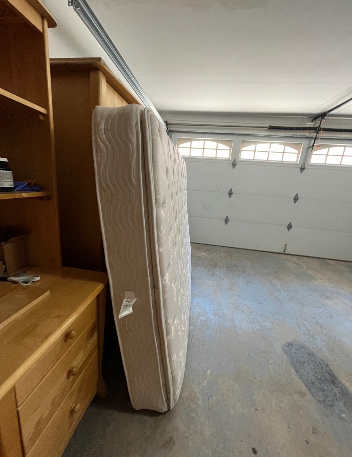 Queen Mattress in excellent conditions image indicator(3)