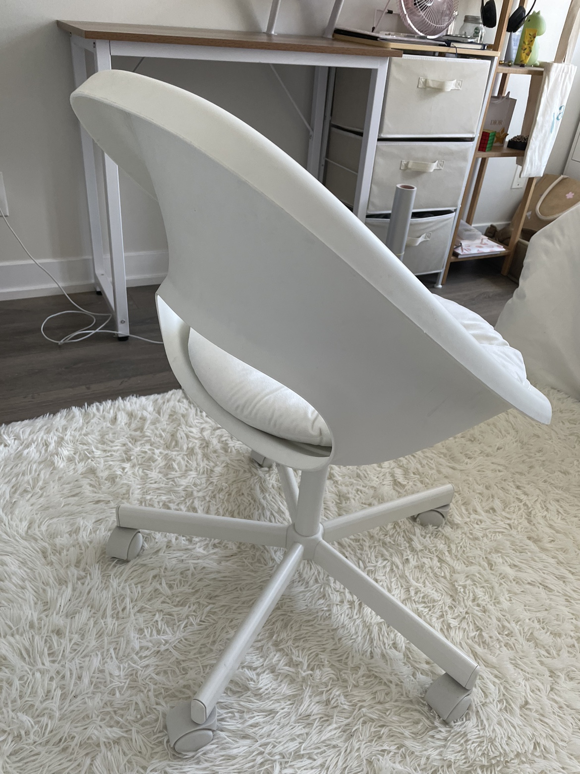 White rolling desk chair - photo 2